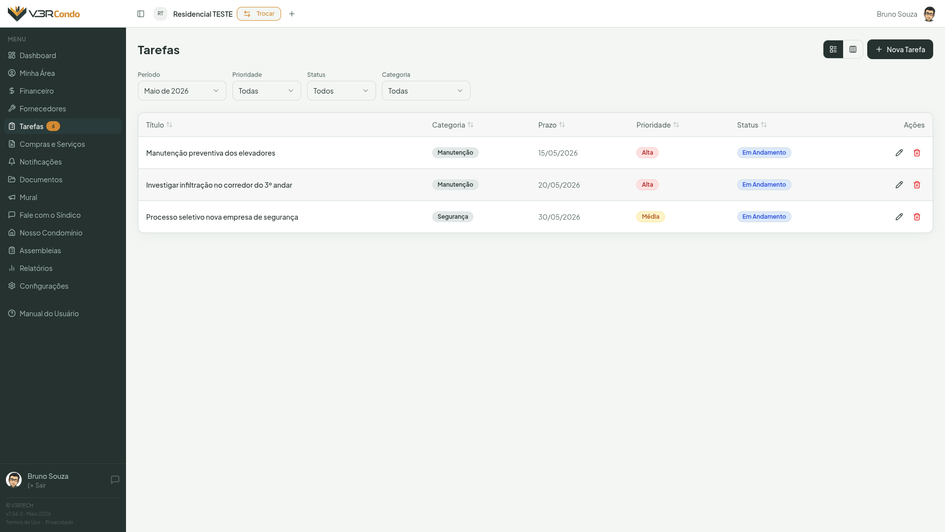 Lista de tarefas com filtros, badges de prioridade e status
