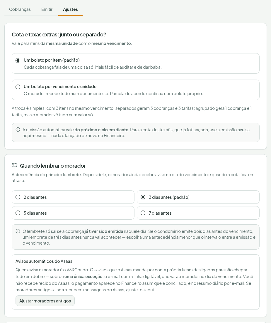 Aba Ajustes, com o cartão de agrupamento (um boleto por item ou por vencimento e unidade) e o cartão "Quando lembrar o morador", com as quatro antecedências e o bloco dos avisos automáticos do Asaas